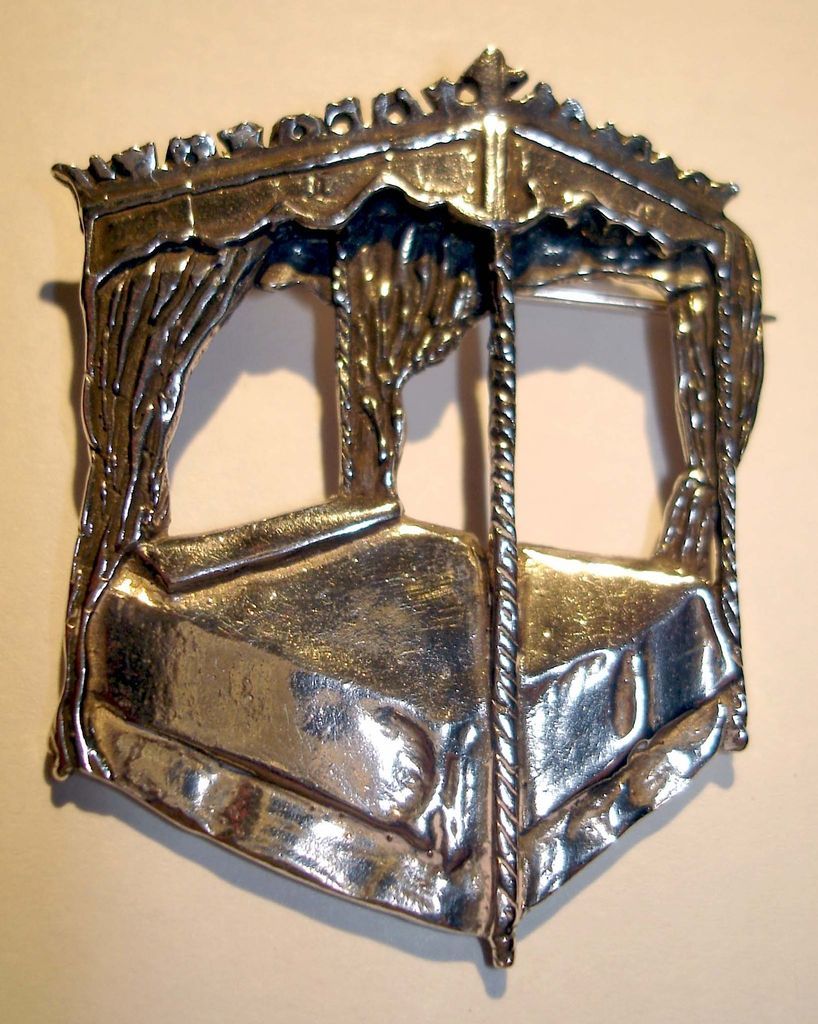 Vintage sterling silver four poster bed brooch