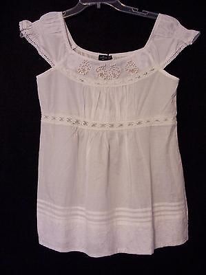 Womens Size Medium WILLI SMITH Blouse. White. Cap Sleeve. Decorative