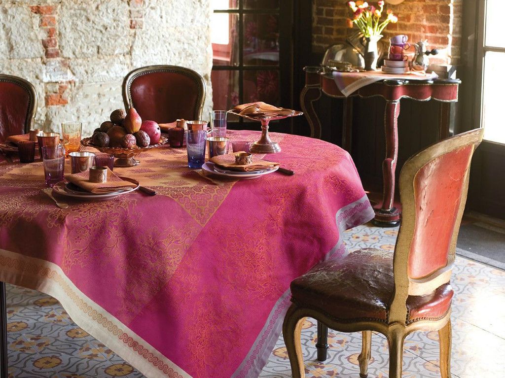 ELEGANT NEW YVES DELORME COMEDIA TABLE LINENS IN FUCHSIA LINEN/COTTON