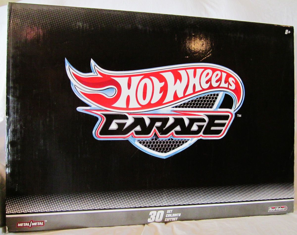 Hot Wheels Garage 30 Car Set Real Riders  2011